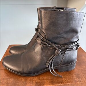 Western charm meets everyday style. Ankle boots.